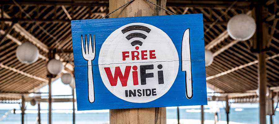 一个标志宣传免费 WiFi 连接。